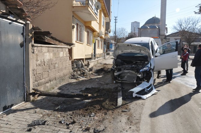 Freni patlayan kepçe park halindeki 3 otomobile çarptı: 2 yaralı