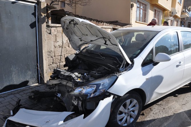 Freni patlayan kepçe park halindeki 3 otomobile çarptı: 2 yaralı