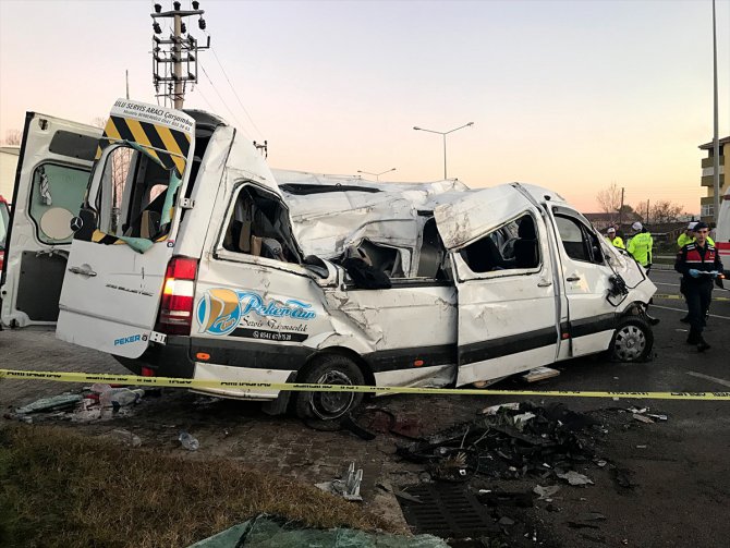 GÜNCELLEME 3 - Samsun'da öğrenci servisi devrildi: 2 ölü, 10 yaralı