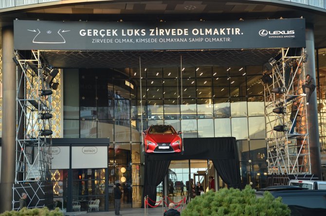 Lexus LC 500, havada asılı olarak sergileniyor