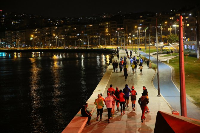 İzmir'de "en uzun gece" koşusu düzenlendi