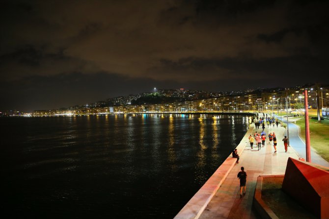 İzmir'de "en uzun gece" koşusu düzenlendi