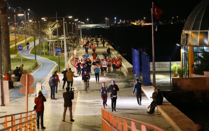 İzmir'de "en uzun gece" koşusu düzenlendi