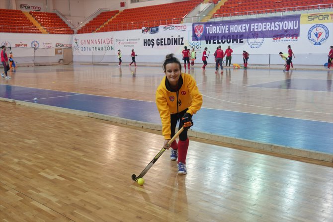 Milli hokeyci Ayla öğretmen, ay-yıldızlı formayı tutkuyla giyiyor