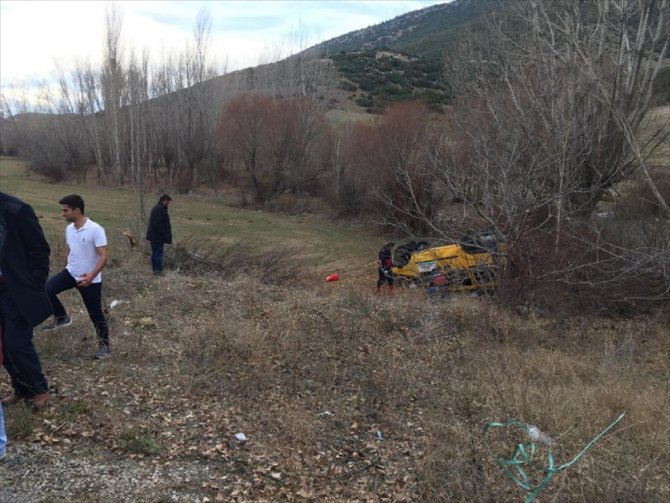 Isparta'da otomobil devrildi: 6 yaralı