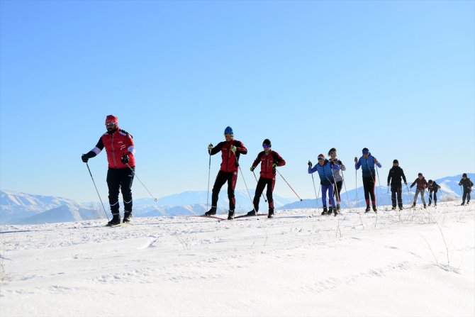 Bitlisli kayakçılar, Nemrut Dağı'nda şampiyonalara hazırlanıyor