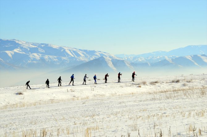 Bitlisli kayakçılar, Nemrut Dağı'nda şampiyonalara hazırlanıyor