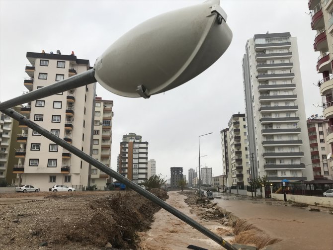 Adana'daki sağanak yaşamı zorlaştırıyor