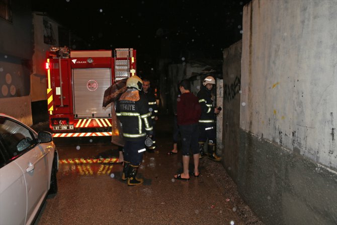 Adana'da su basan evinde mahsur kalan yaşlı kadına yardım eli