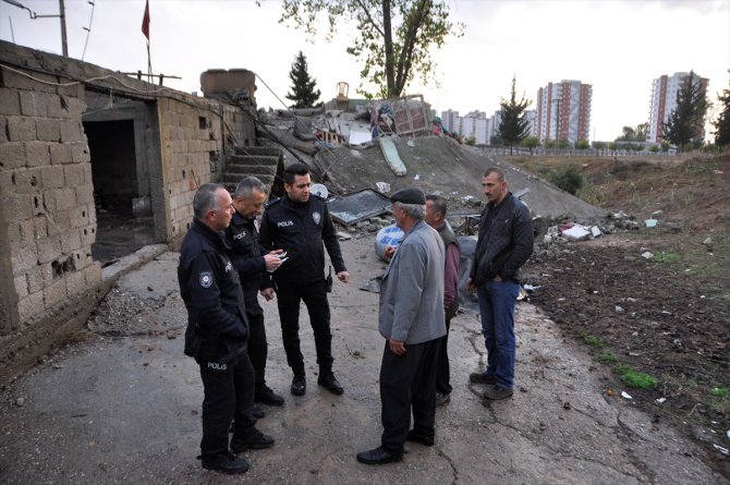 Adana'da tahliye edilen ev iki saat sonra çöktü