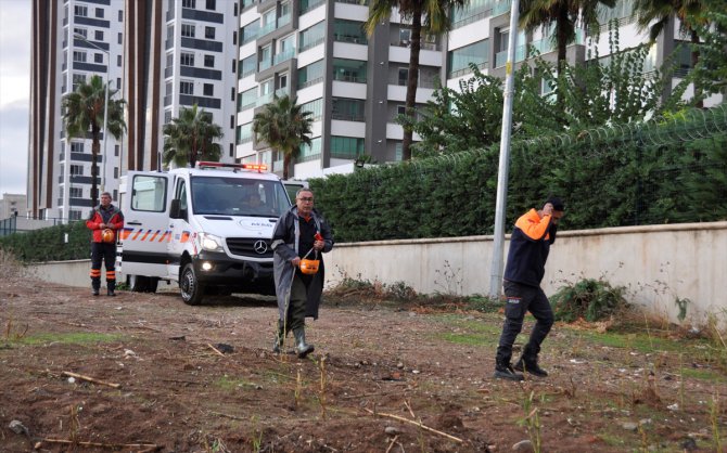 Adana'da tahliye edilen ev iki saat sonra çöktü