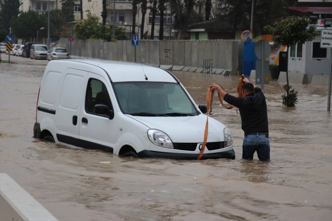 Adana'da otomobil sele kapıldı