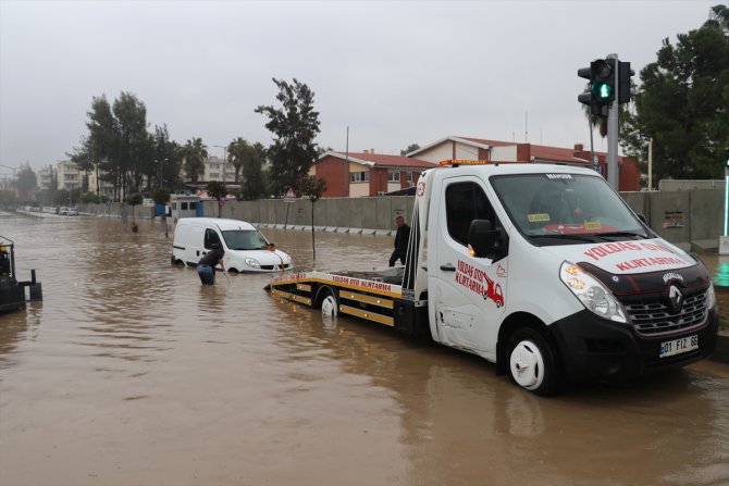 Adana'da otomobil sele kapıldı