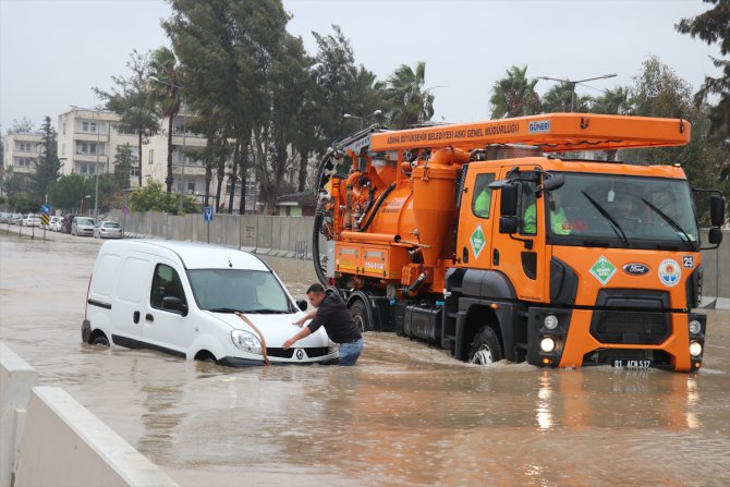 Adana'da otomobil sele kapıldı