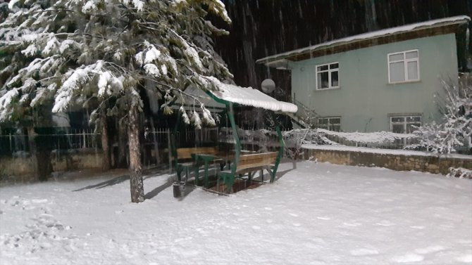 Adana'nın Tufanbeyli ilçesindeki okullarda da eğitime ara verildi