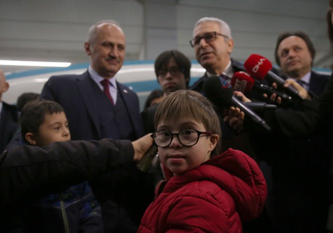 Bakan Turhan, özel gereksinimli bireyleri YHT ile Konya'ya uğurladı