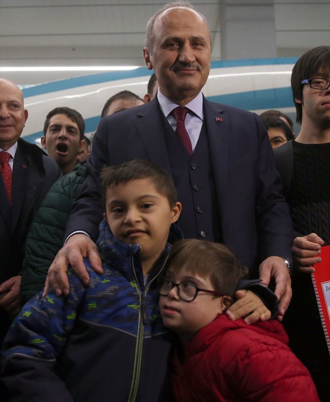 Bakan Turhan, özel gereksinimli bireyleri YHT ile Konya'ya uğurladı