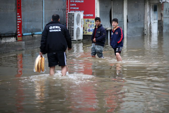 Adana sağanak hayatı olumsuz etkiliyor