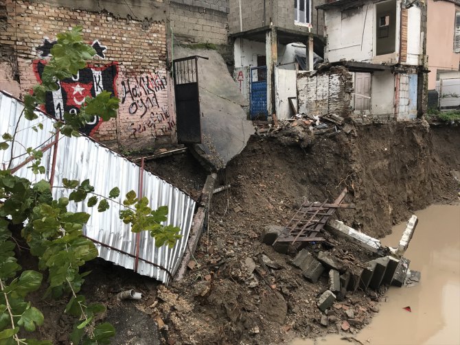 Adana'da sağanak nedeniyle bir evin giriş kısmı yıkıldı