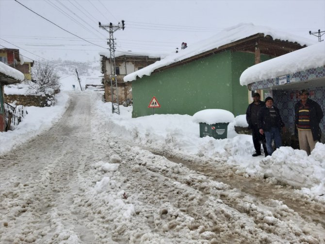 Adana'nın Tufanbeyli ilçesinde kar yağışı hayatı olumsuz etkiliyor