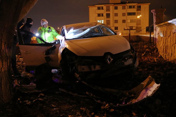 Elazığ'da otomobil ağaca çarptı: 2 yaralı