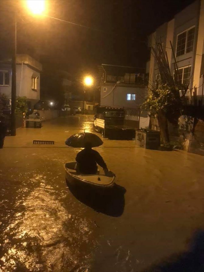 Adana'da sağanak ve taşkınlar hayatı olumsuz etkiliyor