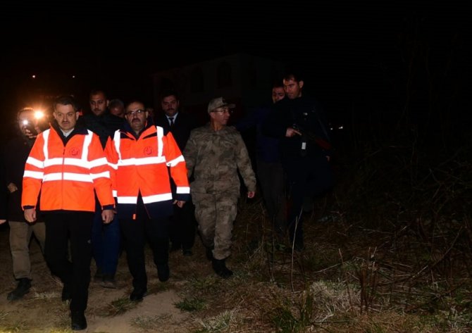 Bakan Pakdemirli örtü yangınlarının sürdüğü Trabzon'da incelemelerde bulundu: