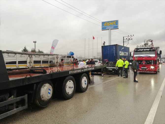 Kaza yapan tırlar kara yolunda ulaşımı aksattı