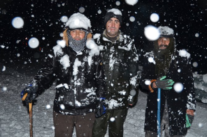 Hakkari'de besiciler kar ve tipiye yakalandı