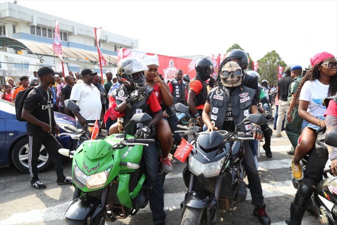 Nijerya'daki Calabar Festivali'nde motosiklet sürücüleri gösterileriyle göz doldurdu