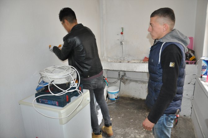 Nevşehir'de lise öğrencileri ihtiyaç sahibi ailenin evini yeniledi