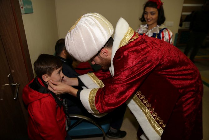 Hasta çocukların yüzü masal kahramanlarının getirdiği hediyelerle güldü