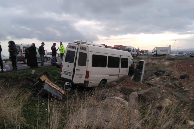 Şanlıurfa'da minibüs ile otomobil çarpıştı: 2 ölü, 12 yaralı