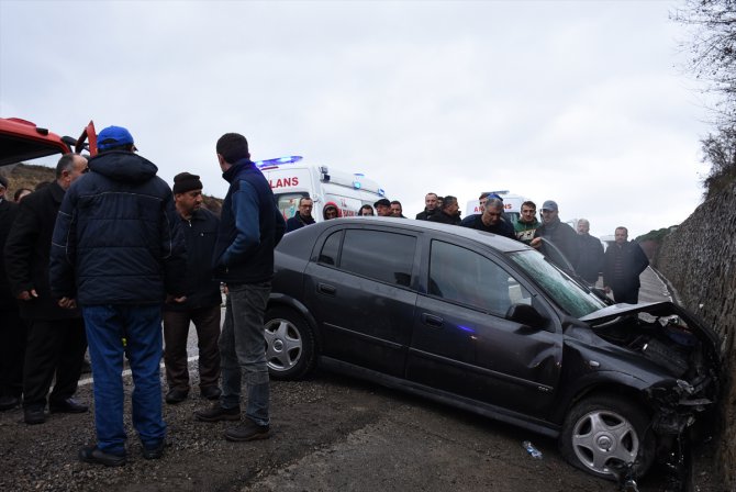 Bartın'da istinat duvarına çarpan otomobildeki 4 kişi yaralandı