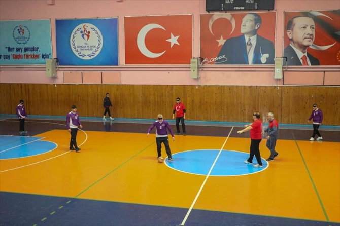 Ordu'da protokol mensupları gözleri kapalı futbol oynadı