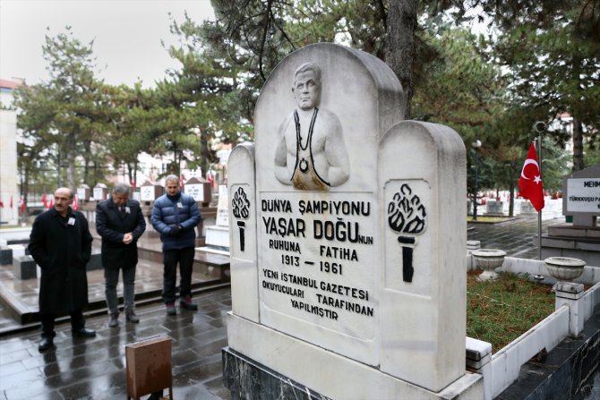 Yaşar Doğu, Ankara'da kabri başında anıldı