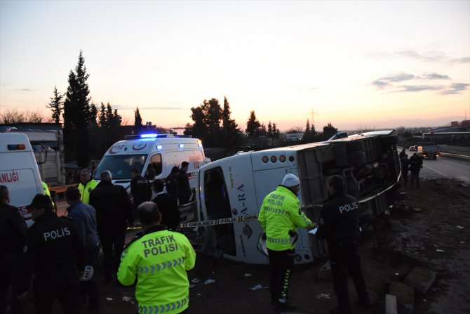 Adana'da işçi servisi devrildi: 25 yaralı