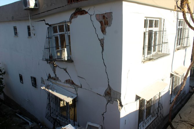 Adana'da yıkılma tehlikesi bulunan evlerini terk eden çift yardım bekliyor