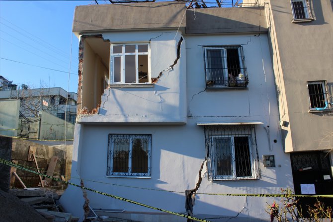 Adana'da yıkılma tehlikesi bulunan evlerini terk eden çift yardım bekliyor