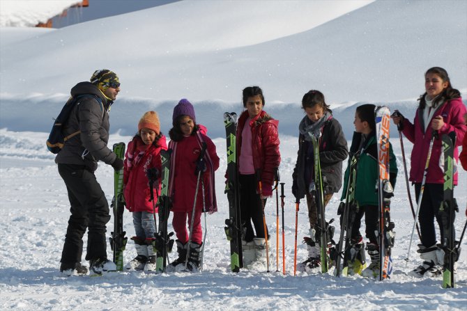 "Kar kenti"nin çocukları 2 bin 800 rakımda kayak öğreniyor