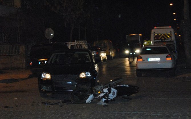 İzmir'de otomobille çarpışan motosikletin sürücüsü ağır yaralandı