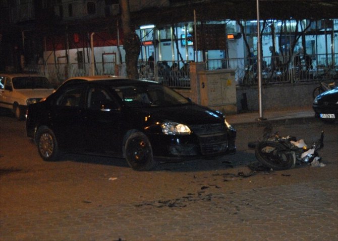 İzmir'de otomobille çarpışan motosikletin sürücüsü ağır yaralandı