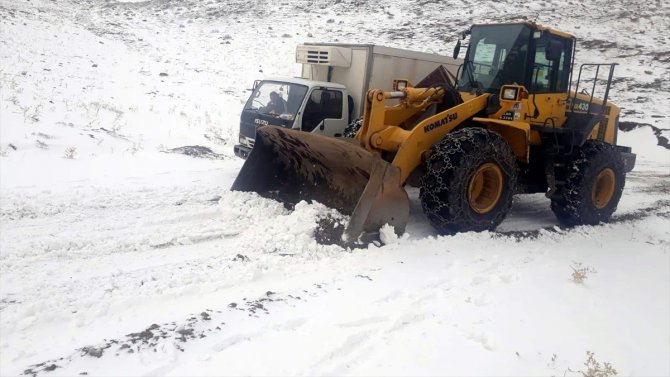 Yolu karla kaplı köyde düşerek yaralanan öğretmen için seferber oldular