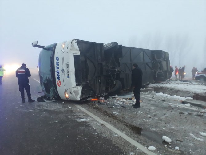 GÜNCELLEME - Isparta'da yolcu otobüsü devrildi: 33 yaralı