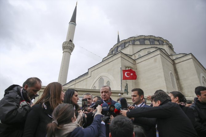 Erdoğan, cuma namazı çıkışında soruları yanıtladı: (1)