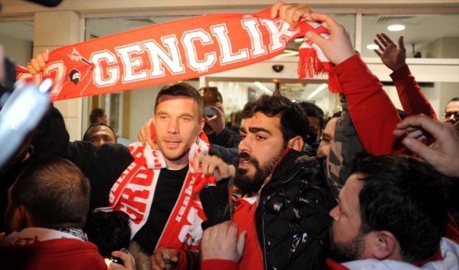 Antalyaspor'un prensipte anlaştığı Lukas Podolski Antalya'ya geldi