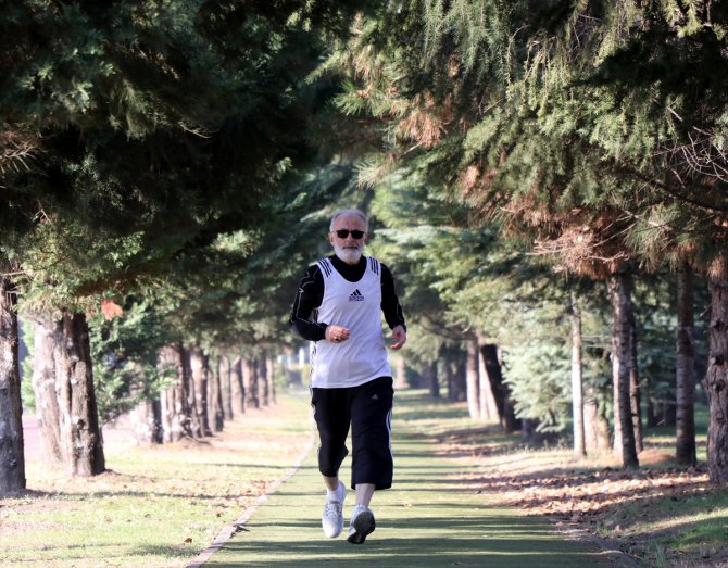 Koşu parkurunun 71 yaşındaki müdavimi Hasan amca gençlere örnek oluyor