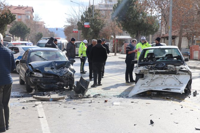 Isparta'da 2 otomobil çarpıştı: 5 yaralı