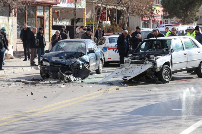 Isparta'da 2 otomobil çarpıştı: 5 yaralı