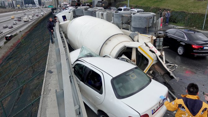 GÜNCELLEME 2 - Beton mikseriyle otomobil çarpıştı: 1 yaralı